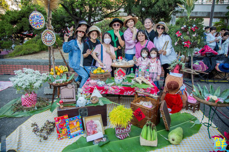 嘉藥「粉亮甲子」點燈啟幕 致敬Gary老師從勝但使命榮退