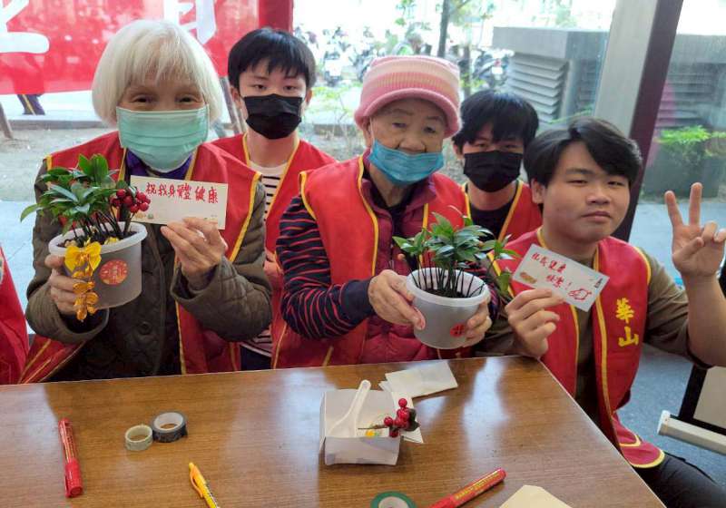 高市小港醫院號召醫護募得281份年菜 響應華山基金會愛心活動