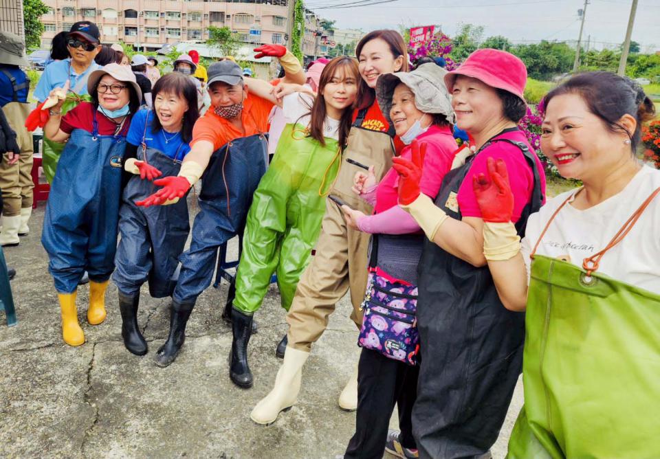 高市議員李雨庭領軍林園社區幹部訪大寮拷潭社區 認識生態品嘗現煮菱角體驗手作樂