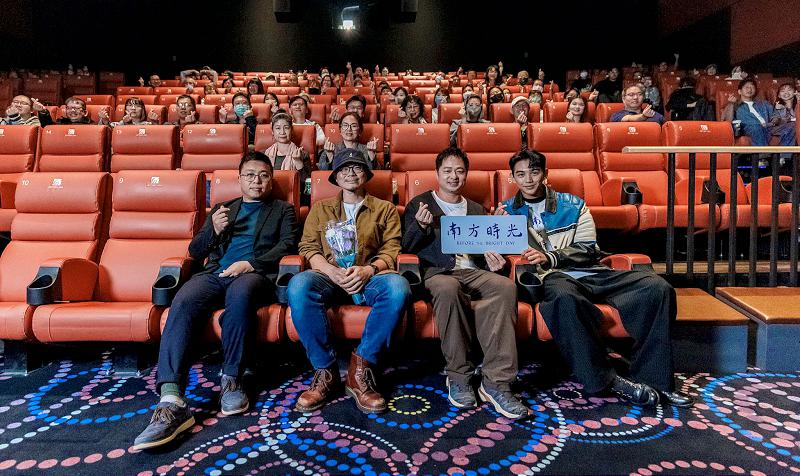 高雄人投資電影《南方時光》榮歸故里首映 導演曹仕翰致贈簽名海報訴感謝