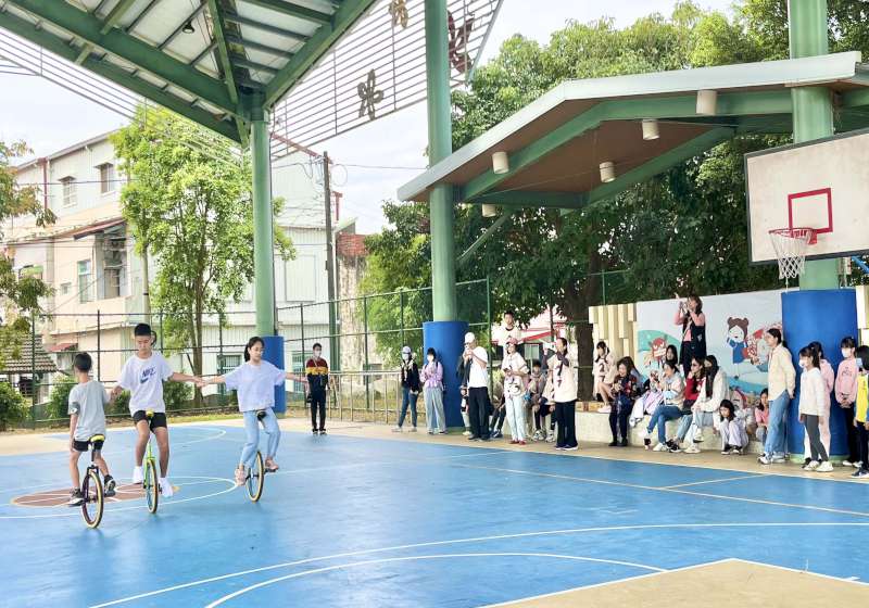 高市杉林區上平國小、北市松山區民權國小交流 體驗獨輪車切磋籃球競技大隊接力