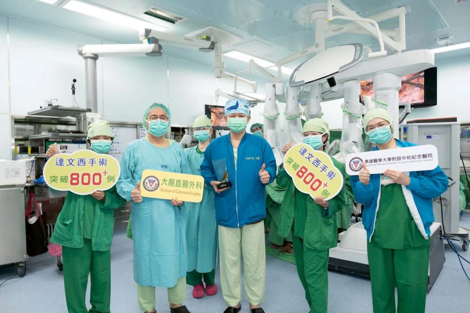 高醫達文西機械手臂術助國立大學教授治癌保肛 獨步全台突破800例