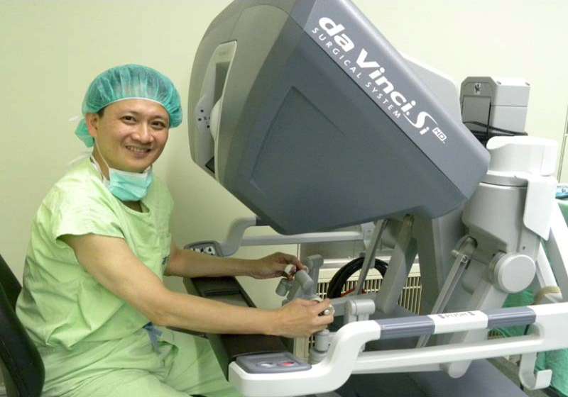 高醫達文西機械手臂術助國立大學教授治癌保肛 獨步全台突破800例
