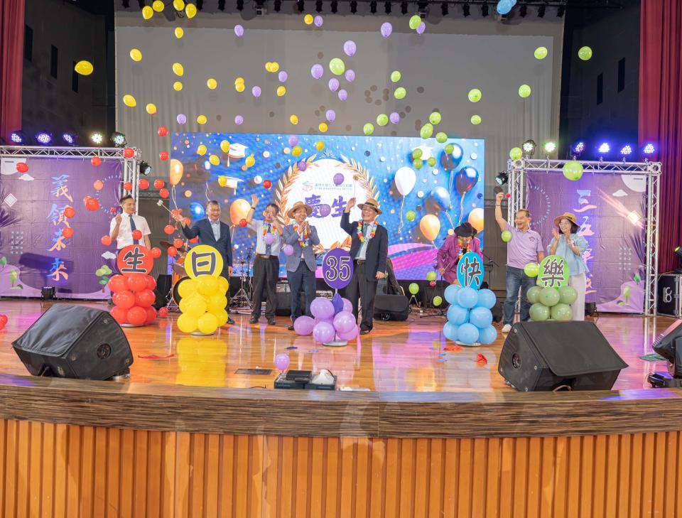 義大創校35週年系列活動4月起跑 校友總會獲頒感謝狀書法大師贈墨寶祝福