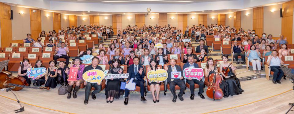 義大創校35週年系列活動4月起跑 校友總會獲頒感謝狀書法大師贈墨寶祝福