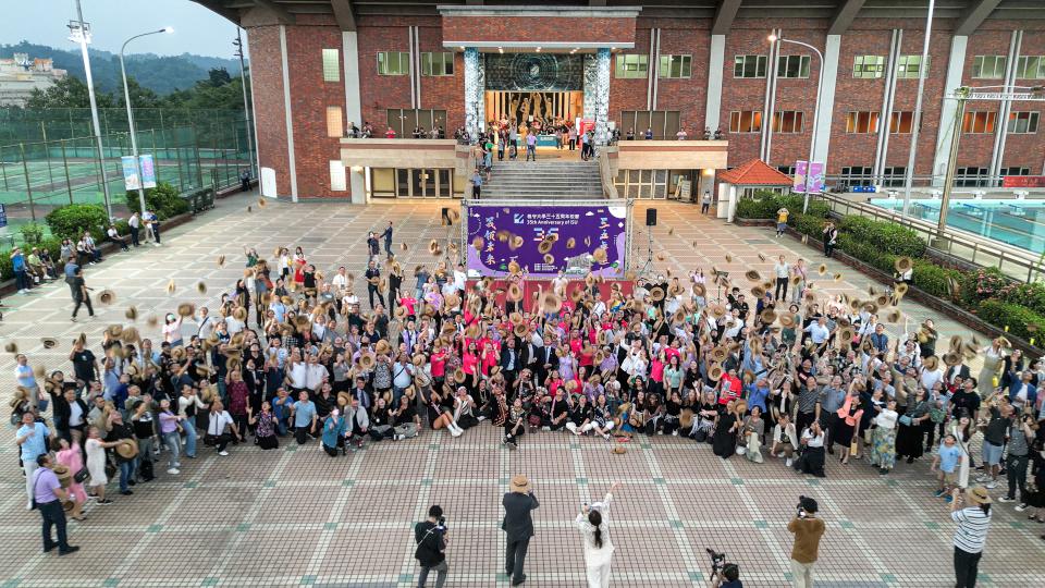 義大創校35週年系列活動4月起跑 校友總會獲頒感謝狀書法大師贈墨寶祝福