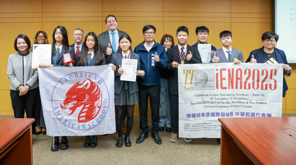 2025年第3屆高雄聖誕生活節25組藝人團體獻藝創紀錄 陳其邁盼衝一波年終商機