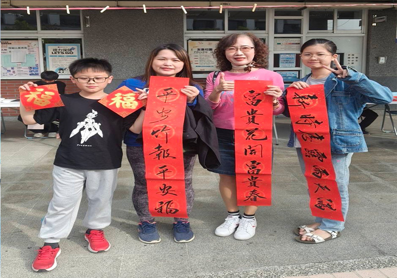 高市鳳山區鳳翔國中邀校友、社區民眾揮毫贈春聯 情境式引導學生體會書法藝術魅力