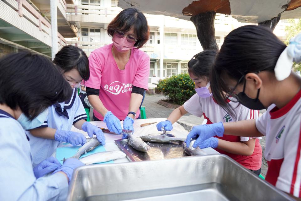 高市林園區林園國小跨域美感課程邀五星主廚 指導學生社區長者體驗實作一夜干