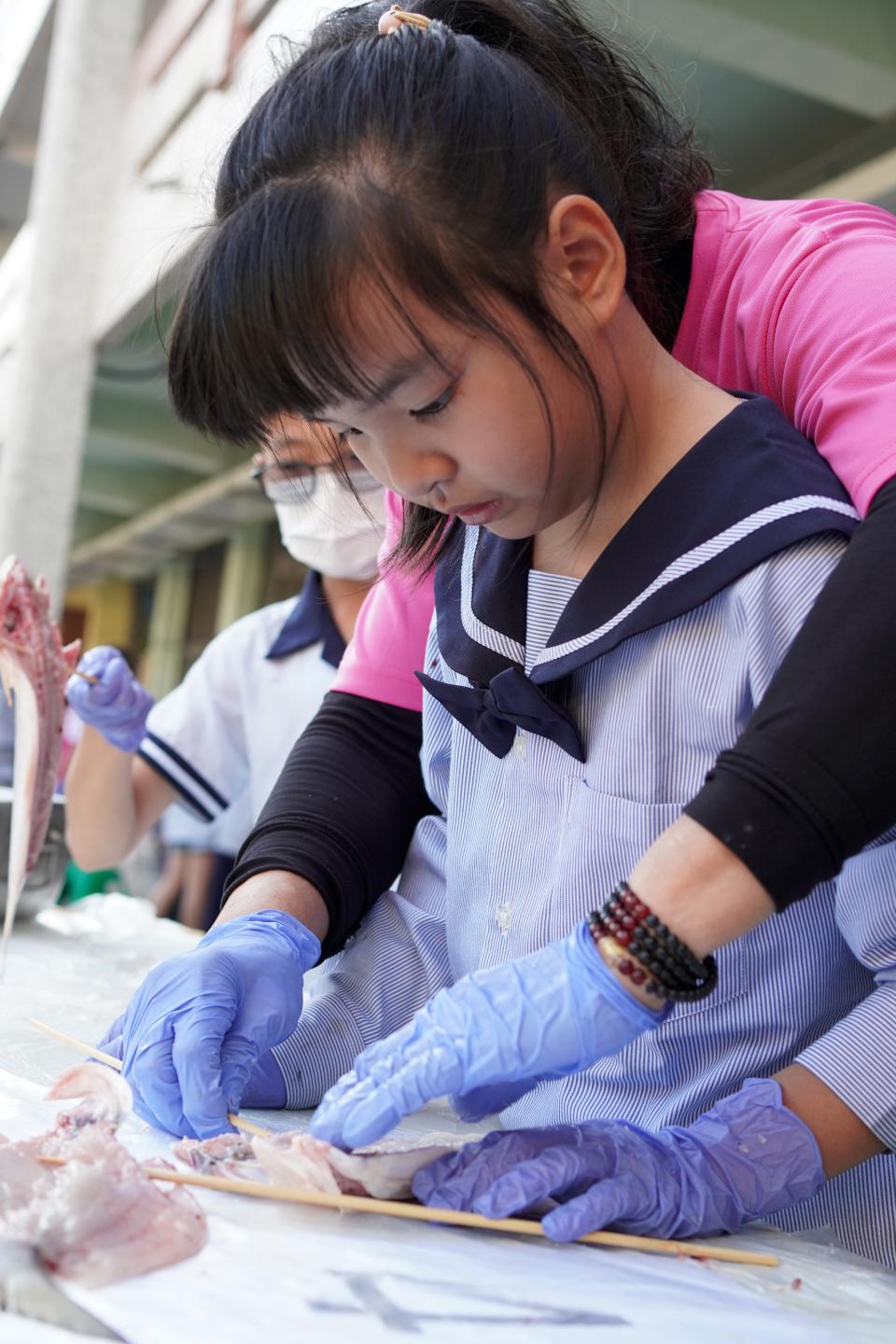 高市林園區林園國小跨域美感課程邀五星主廚 指導學生社區長者體驗實作一夜干
