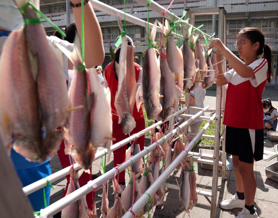 高市林園區林園國小跨域美感課程邀五星主廚 指導學生社區長者體驗實作一夜干