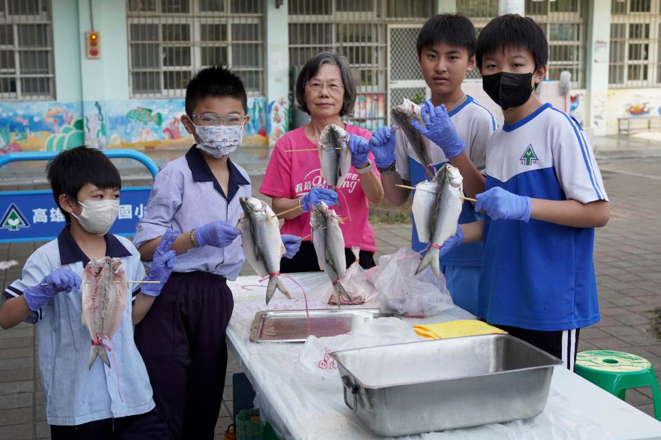 高市林園區林園國小跨域美感課程邀五星主廚 指導學生社區長者體驗實作一夜干