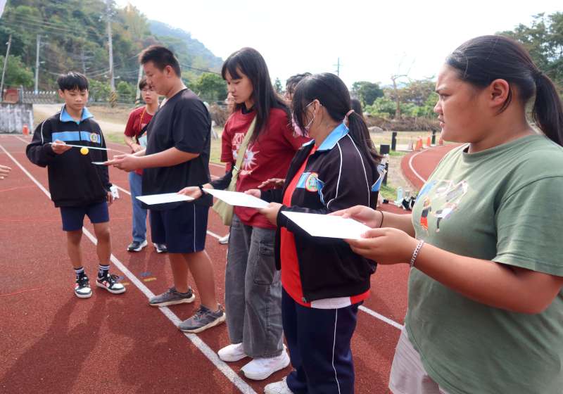 高醫大聲樂社2026寶來音樂營前進六龜區寶來國中 大手攜小手參與團康活動