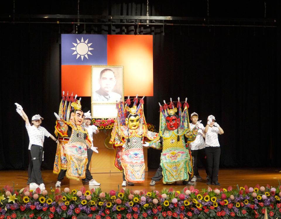 正修科大歡慶創校60週年表揚校友黃啟川、陳財佑 席開73桌宴請逾700名教職員