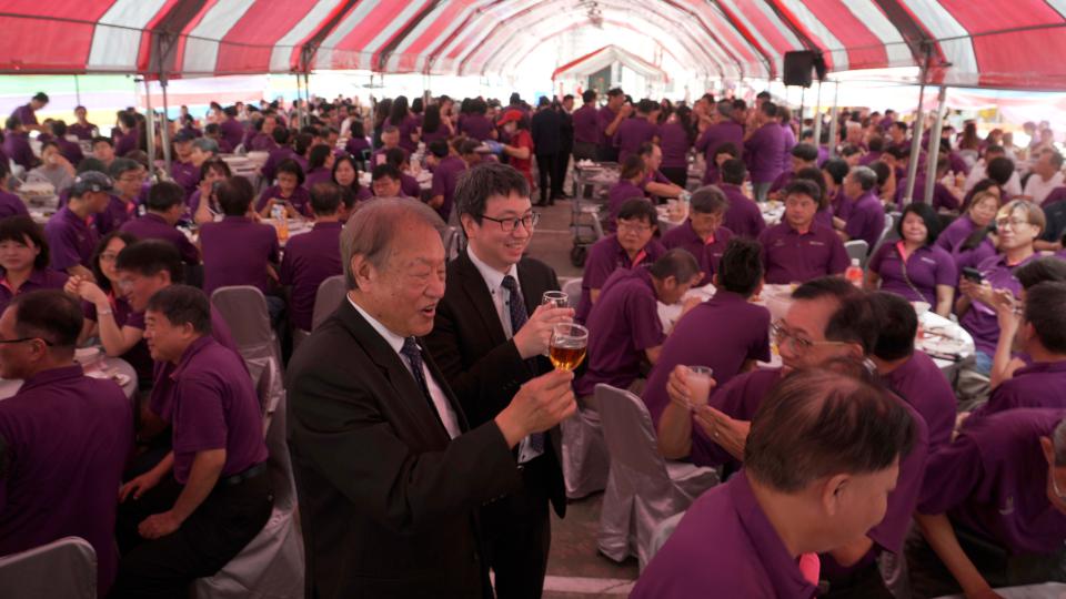 正修科大歡慶創校60週年表揚校友黃啟川、陳財佑 席開73桌宴請逾700名教職員