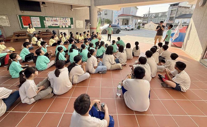高市美濃區美濃國小模擬路考檢定 學生完成筆試挑戰美濃湖單車騎行
