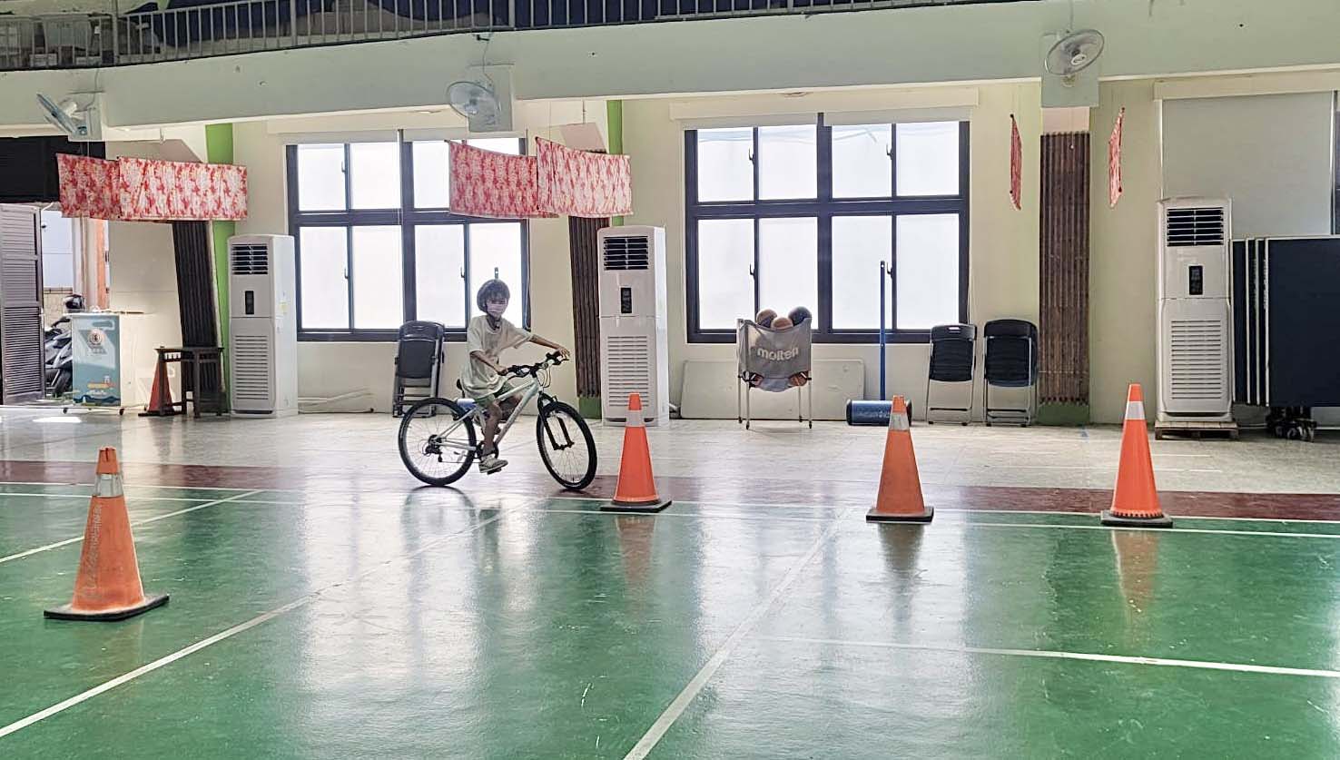 高市美濃區美濃國小模擬路考檢定 學生完成筆試挑戰美濃湖單車騎行