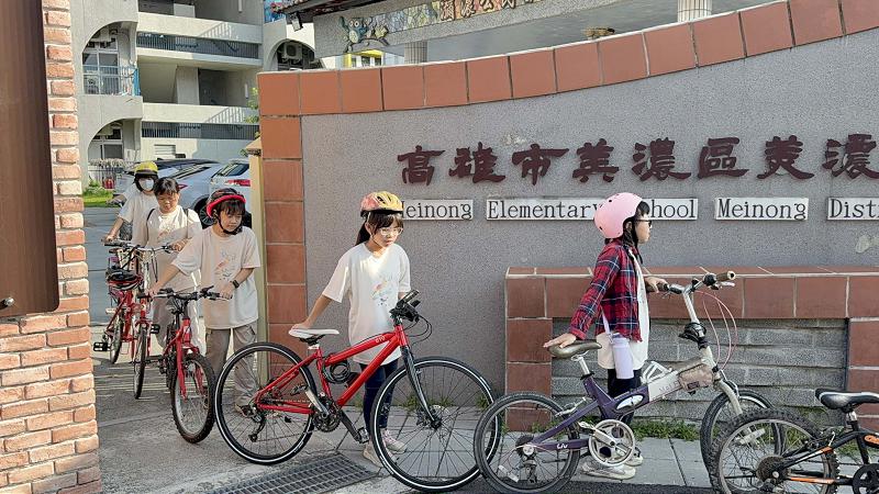 高市美濃區美濃國小模擬路考檢定 學生完成筆試挑戰美濃湖單車騎行