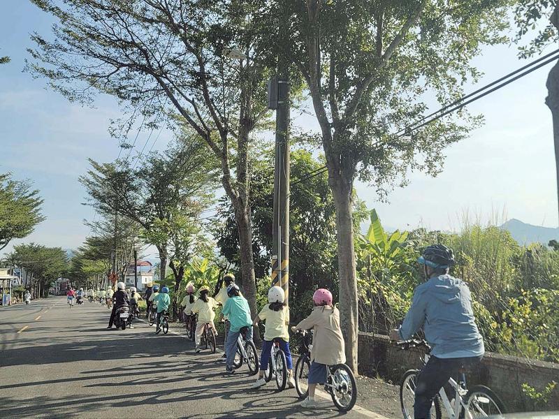 高市美濃區美濃國小模擬路考檢定 學生完成筆試挑戰美濃湖單車騎行