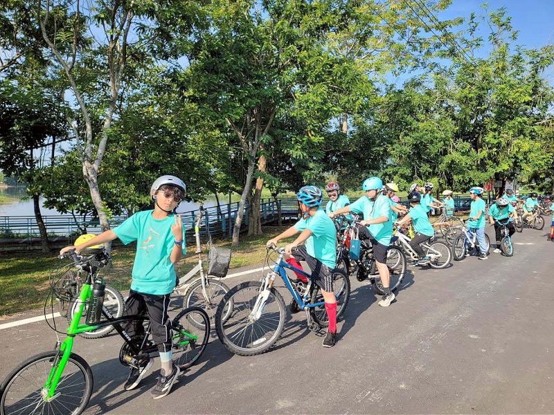 高市美濃區美濃國小模擬路考檢定 學生完成筆試挑戰美濃湖單車騎行