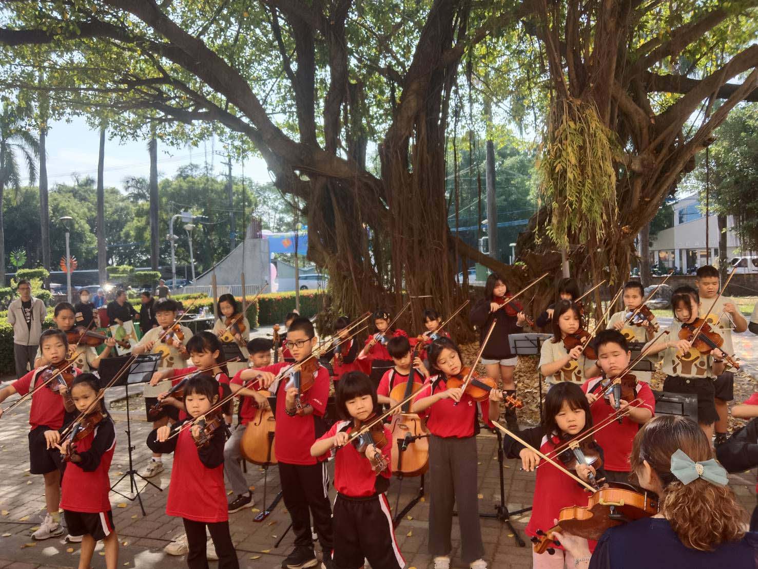 高市阿蓮區中路國小創校103週年運動會 首棵列受保護百年榕樹同步揭牌