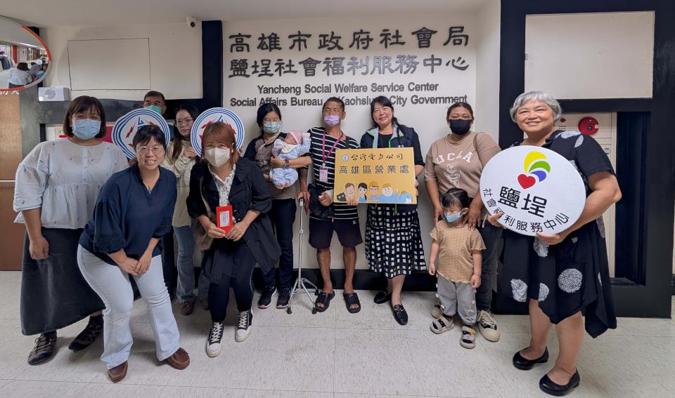 高市社會局鹽埕社福中心牽線 台電高雄區處慰訪6戶家庭贈生活扶助金