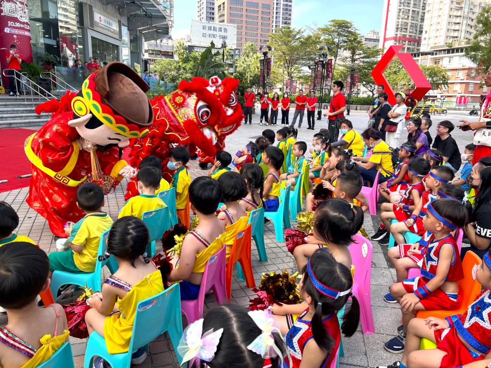 優惠殺很大！高雄大遠百週年慶開跑 同步攜手壽山動物園募集認養卡