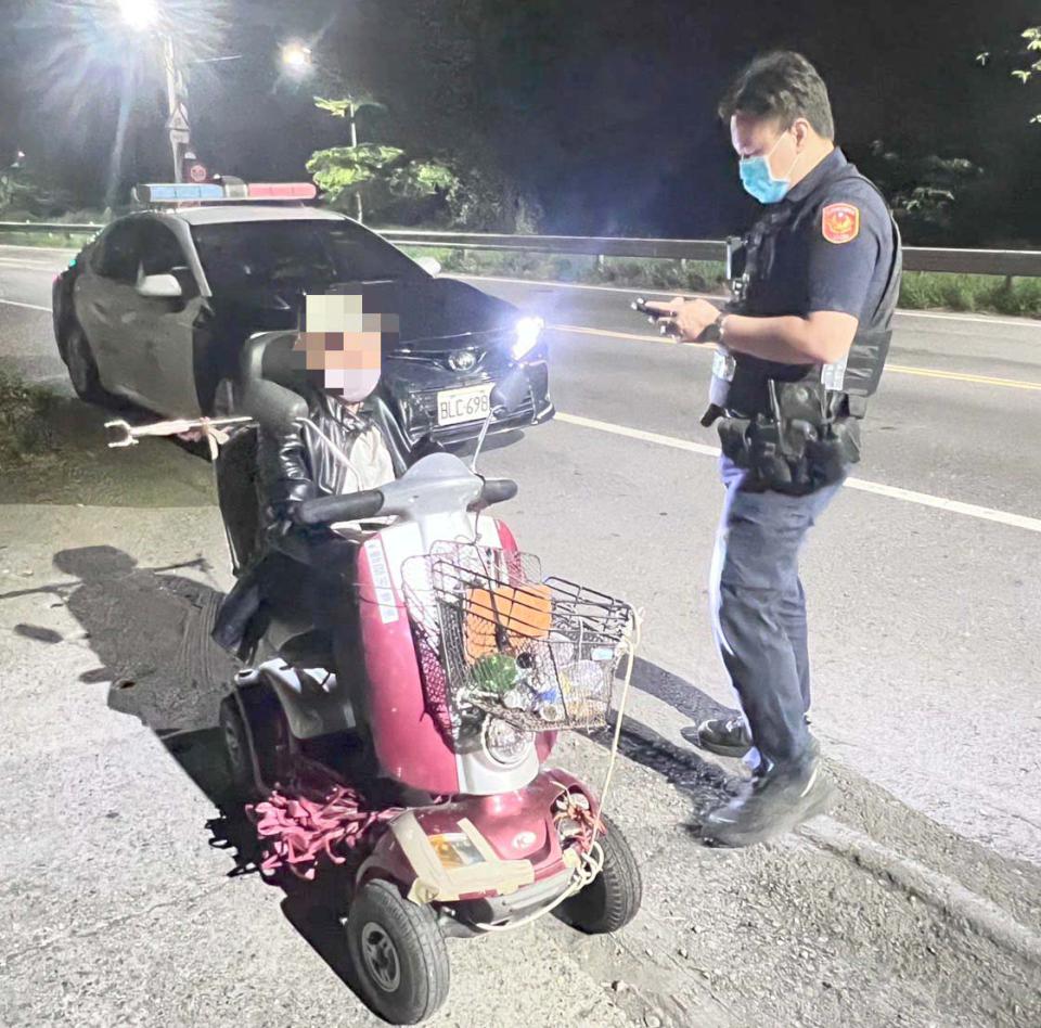 高市6旬婦險遭男網友情勒支付國際包裹費 苓雅警耐心勸說打消念頭