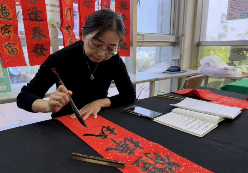 高市農業局動保處邀書法名家王苡蘋 前進壽山動保園區揮毫贈春聯