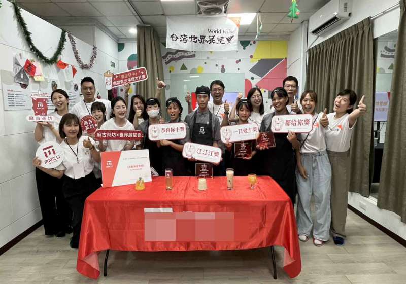 知名連鎖茶飲前進總統府贊助飲料及提袋 支持身障職業技藝協會歲末聯歡童樂會