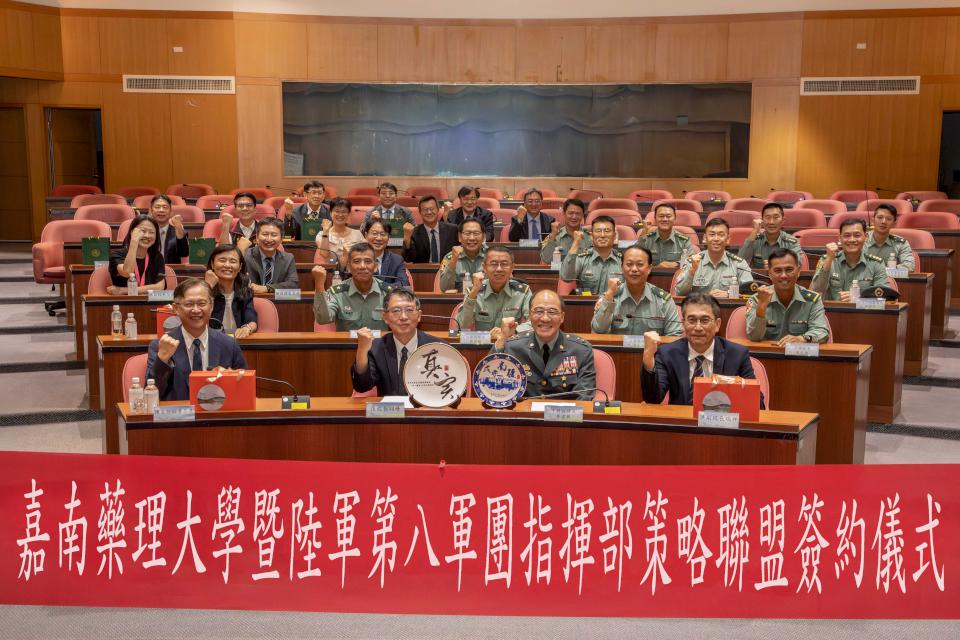 嘉藥與陸軍第八軍團指揮部簽立MOU 落實培育國軍人才