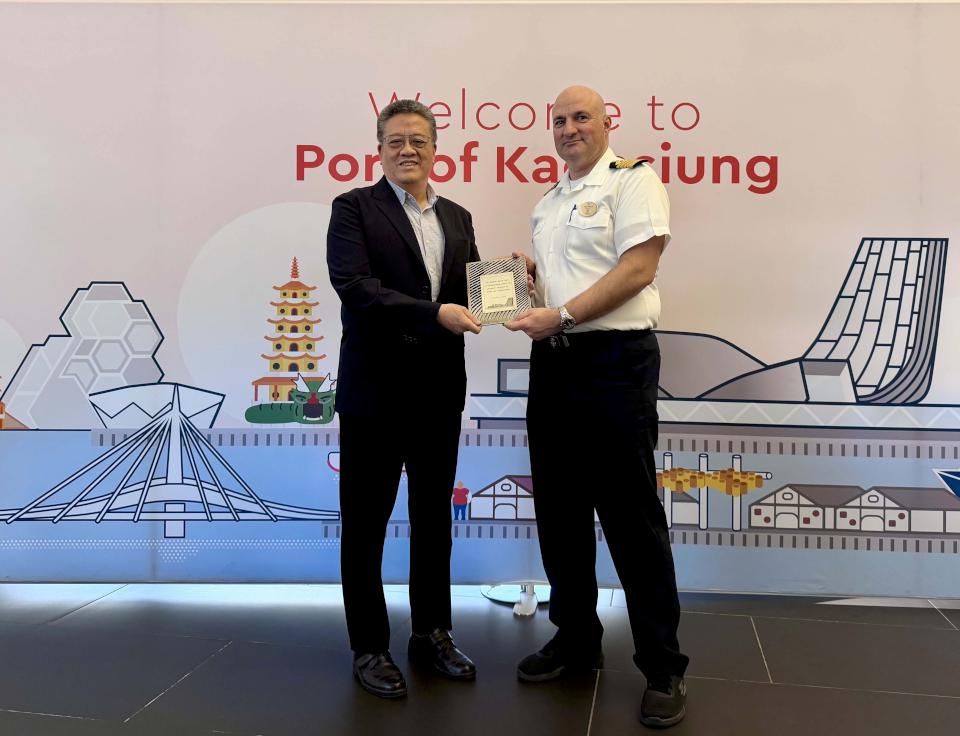 挪威郵輪太陽號首航高雄港臺灣高雄港務噴水迎賓贈紀念牌 外籍旅客手寫春聯初體驗