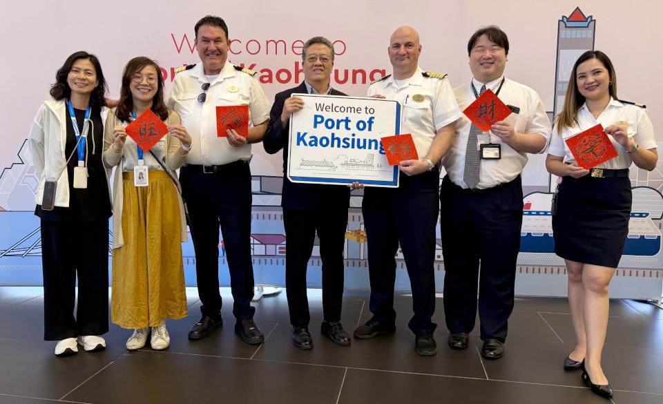 挪威郵輪太陽號首航高雄港臺灣高雄港務噴水迎賓贈紀念牌 外籍旅客手寫春聯初體驗