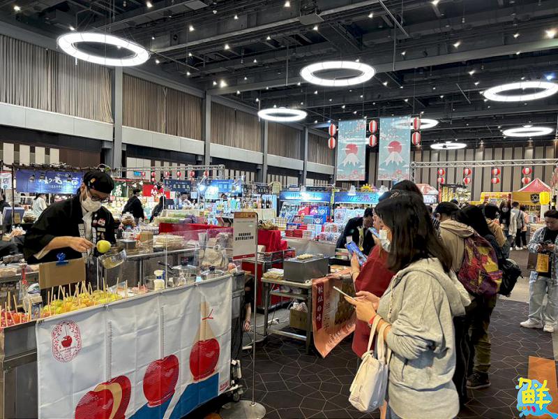 新光三越高雄左營店推出日本商品展與耶誕活動 蘋果糖專賣店引爆話題
