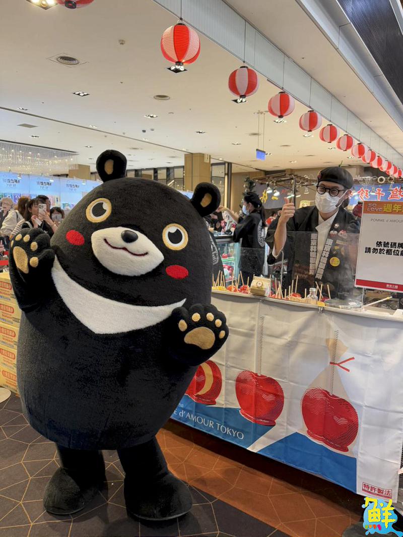 新光三越高雄左營店推出日本商品展與耶誕活動 蘋果糖專賣店引爆話題