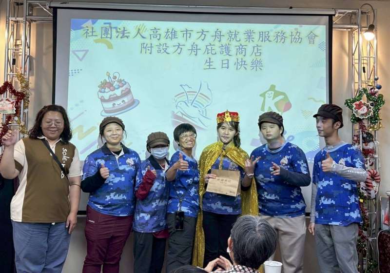 高市方舟就服協會庇護商店5週年客服比賽 社區民眾體驗搬運原料調飲 