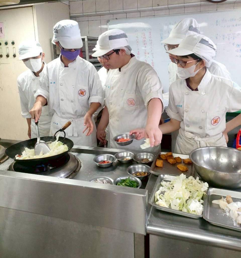 高市三信家商114學年度寒假特色課程體驗營 開放國中二、三年級生免費報名參與