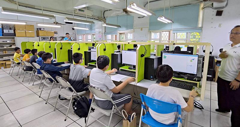 一甲國中第八屆北高雄英數能力競賽 4區200名國小生競技英數人工智慧