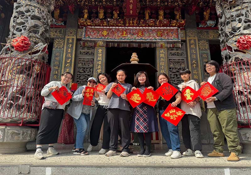 高市燕巢區燕巢國中兩度前進威靈寺 邀名家謝輝龍領軍書法班揮毫贈春聯