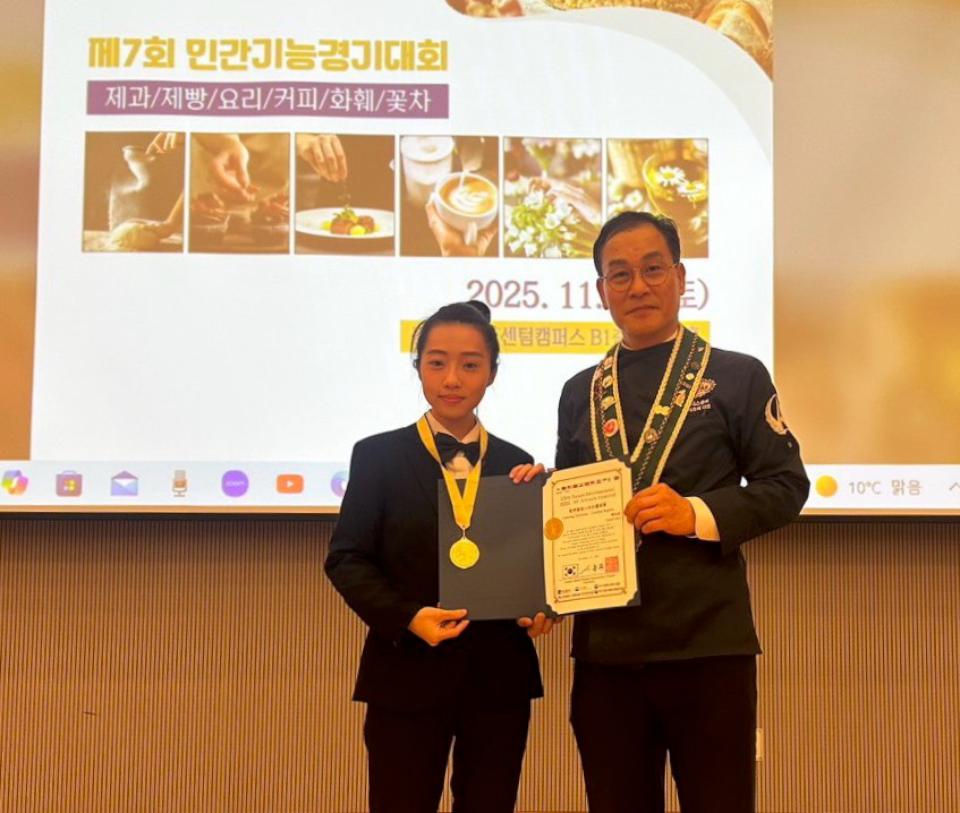 2025釜山技能人賽 樹科大餐烘系師陳鈺茹《光樹聖誕》創意口布奪金