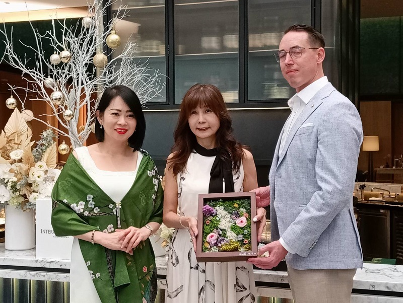高雄洲際酒店攜手永生花藝術 第五屆白手杖公益花展10月3日溫暖登場，酒店總經理率高階主管 響應公益捐款收藏作品《觸》 企業攜手藝術傳遞愛與希望