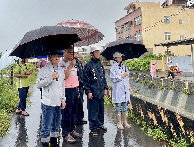 保障民眾行與住的安全! 林園港仔埔排水旁道路塌陷,農水署高雄管理處緊急灌漿搶修