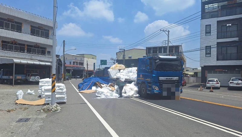 千包塑膠粒掉落擋道 阿蓮警全面動員調撥車道、指揮疏導