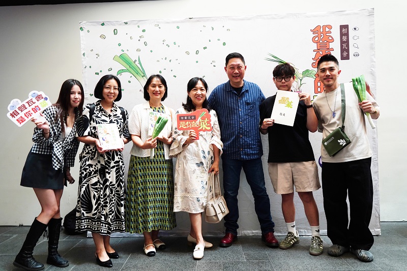 高餐大師生與相聲瓦舍藝術總監及演員共同合影留念,黃士庭與相聲瓦舍御天十兵衛老師合作演出拉皮段子