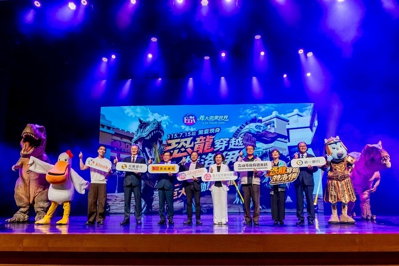 巨大全動態恐龍現身義大遊樂世界 三角龍家族、希臘水戰、恐龍吃吃秀，暑假限定水戰親子看恐龍