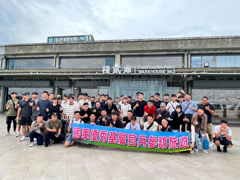 國防部優秀基層有功官兵南部參訪充電　高雄市軍人服務站頒紀念章表揚貢獻