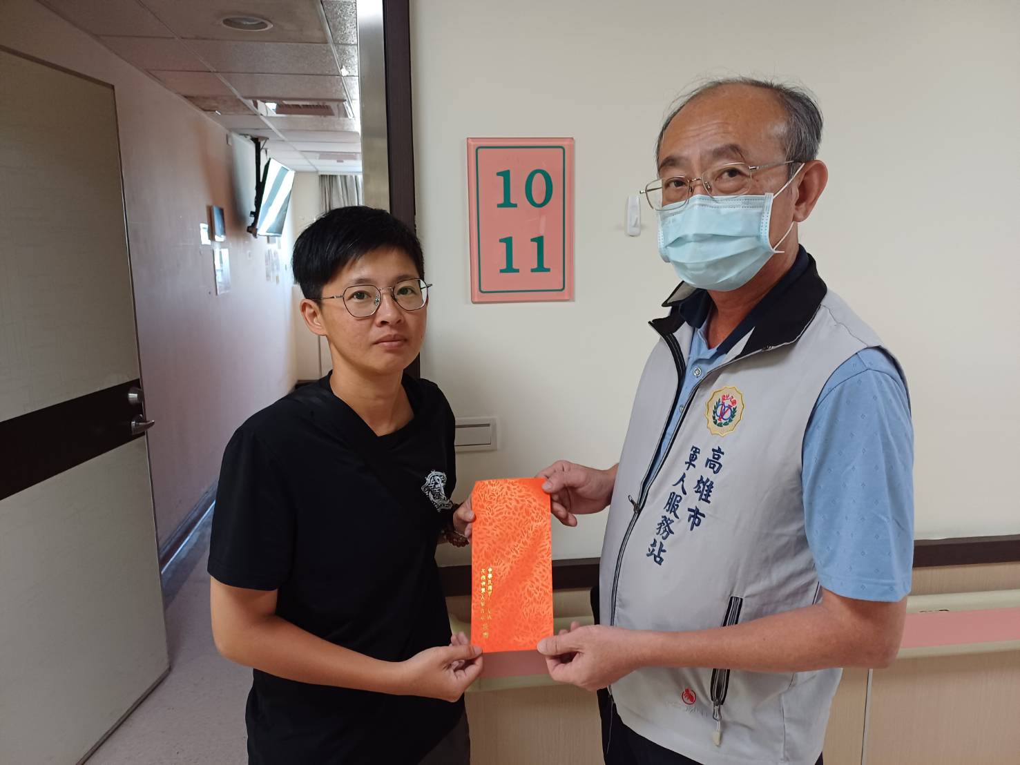 高雄市軍人服務站關懷慰問病中官兵 祝福李姓中尉早日康復