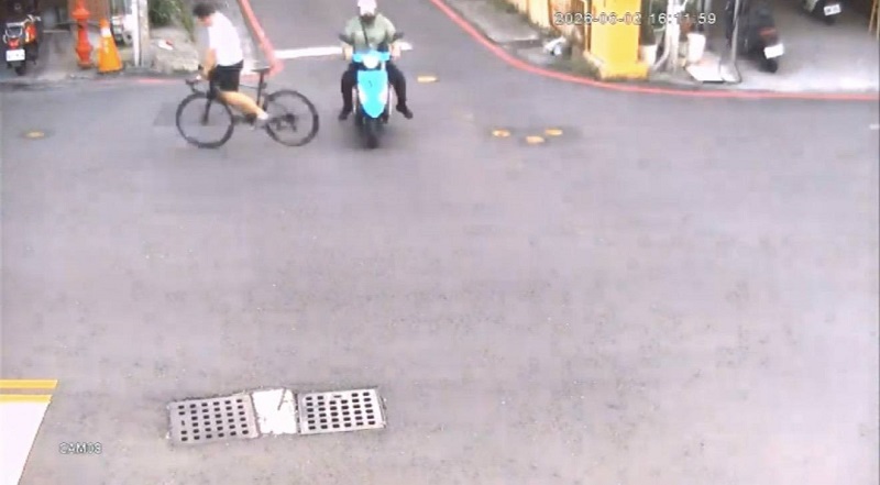 腳踏車疑闖紅燈釀事故　鳳警迅速到場處理並提醒遵守號誌