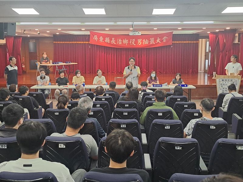 屏東縣長治鄉役男抽籤登場　軍人服務站宣導入營須知與服役權益