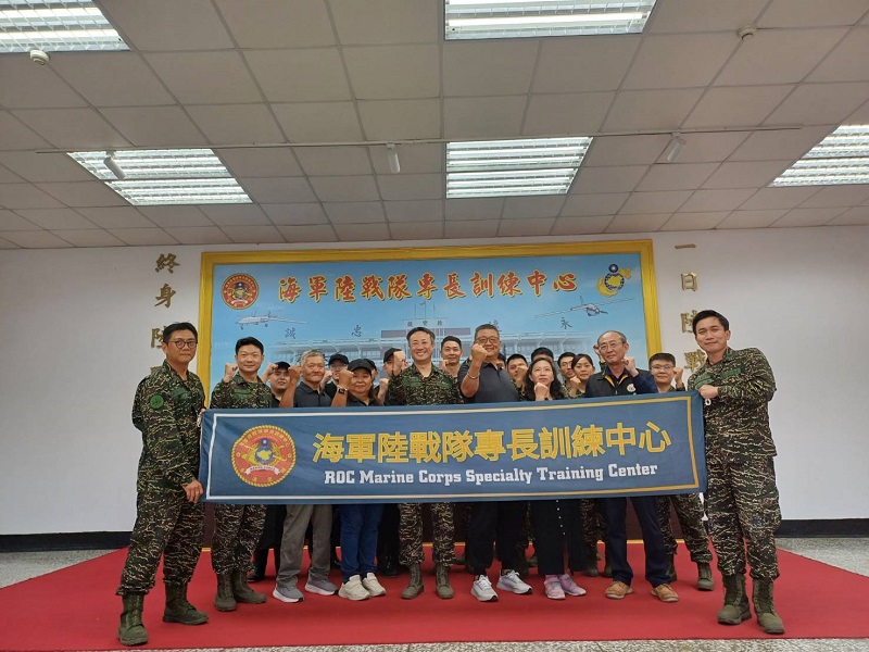 海軍陸戰隊陳姓士兵於因車禍住院，高雄市軍人服務站站長吳俊一代表前往關懷慰問